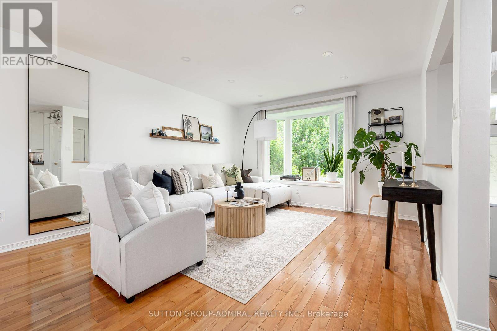 Newmarket (central Newmarket), ON L3Y5M5,216 ROBINSON DRIVE