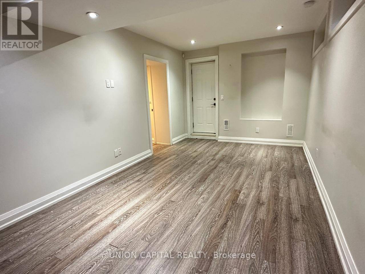 Richmond Hill (harding), ON L4C1L2,163 Elmwood AVE #BSMT