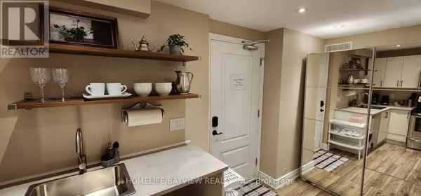 Newmarket (woodland Hill), ON L3X0C2,175 ART WEST AVENUE