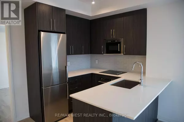 Vaughan, ON L6A5A7,99 Eagle Rock WAY #220