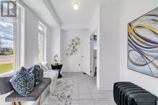 Richmond Hill (oak Ridges), ON L4E1H3,284 KING ROAD