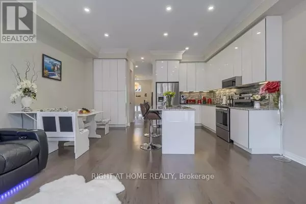 12 LASKIN DRIVE, Vaughan (patterson), ON L6A5A4