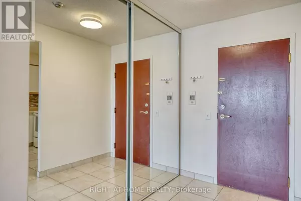 Vaughan (crestwood-springfarm-yorkhill), ON L4J8E6,81 Townsgate DR #902