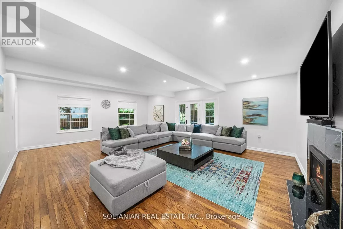 Markham (bayview Glen), ON L3T2X5,24 LAURELEAF ROAD