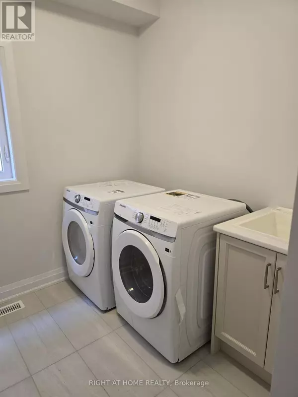 Richmond Hill (oak Ridges), ON L4E1N7,8 LA REINE AVENUE