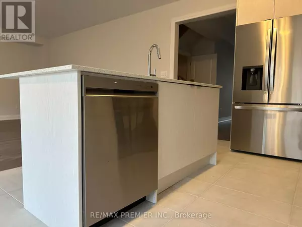 Richmond Hill (oak Ridges), ON L4E1N7,6 LA REINE AVENUE