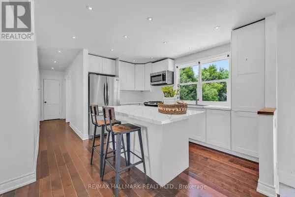 East Gwillimbury (sharon), ON L0G1V0,36 FARR AVENUE