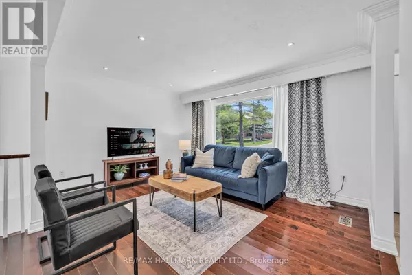 East Gwillimbury (sharon), ON L0G1V0,36 FARR AVENUE