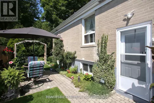 Richmond Hill (crosby), ON L4C3L1,220 Neal DR #(Basement)