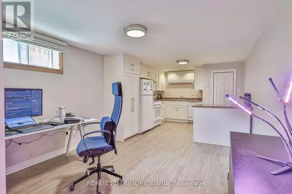 Richmond Hill (crosby), ON L4C3L1,220 Neal DR #(Basement)