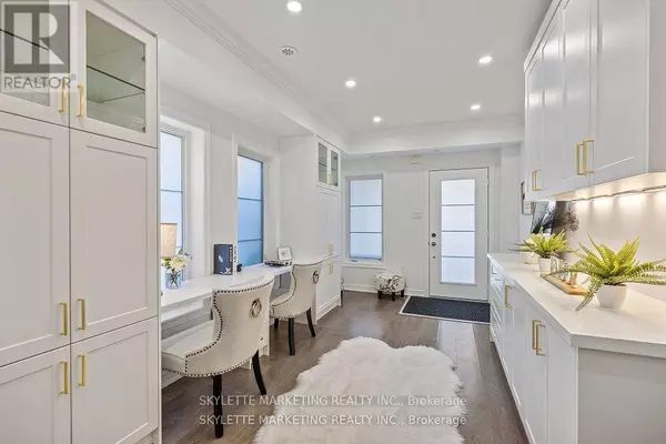 Whitchurch-stouffville (stouffville), ON L4A1X1,2 CORNERBANK CRESCENT