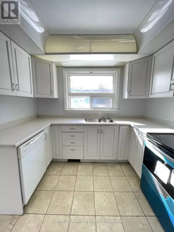 Newmarket (central Newmarket), ON L3Y4R5,262 SCOTT AVENUE