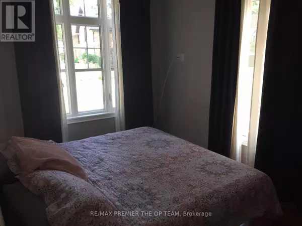 Richmond Hill (crosby), ON L4C3E7,10 Church ST West #1