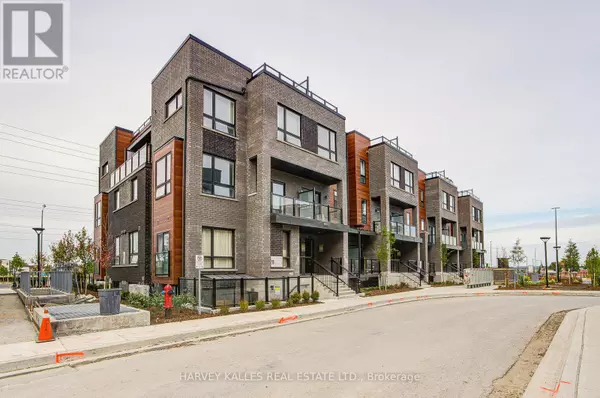 18 Lytham Green CIR #11, Newmarket (glenway Estates), ON L3Y0H4