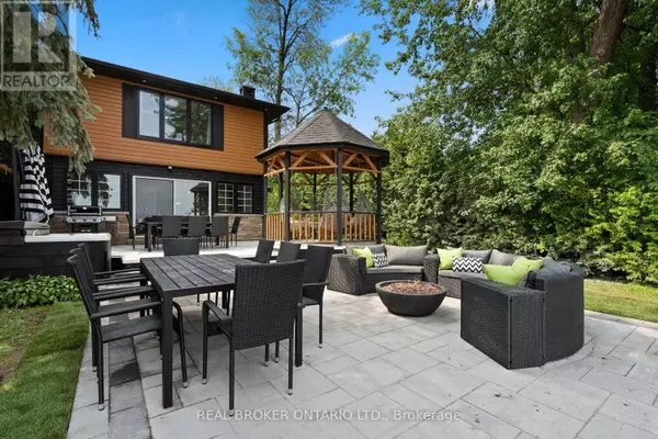 Innisfil, ON L0L1W0,943 BARRY AVENUE