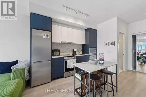 Vaughan (brownridge), ON L4J0L7,30 Upper Mall WAY #1411