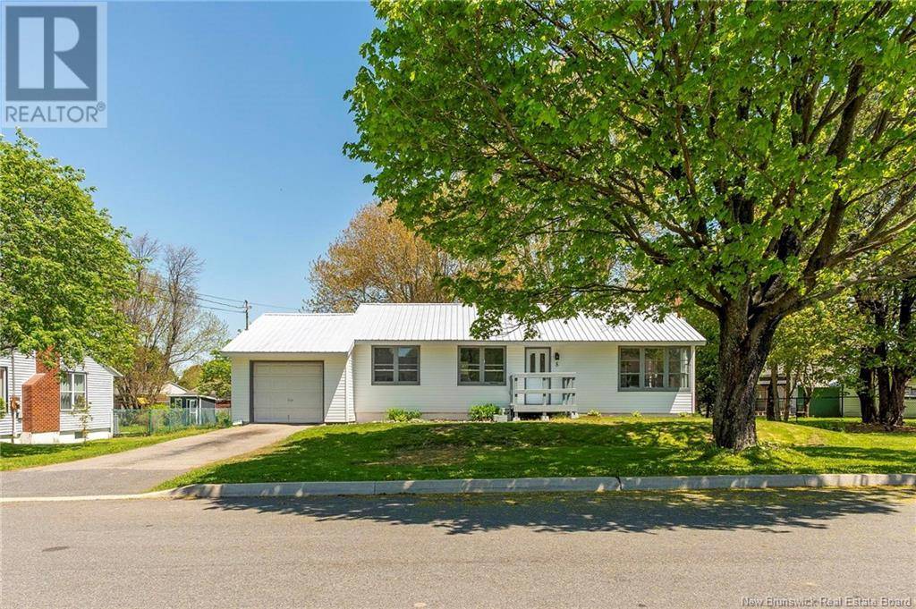 8 Silver Crescent, Saint John, NB E2J3G3
