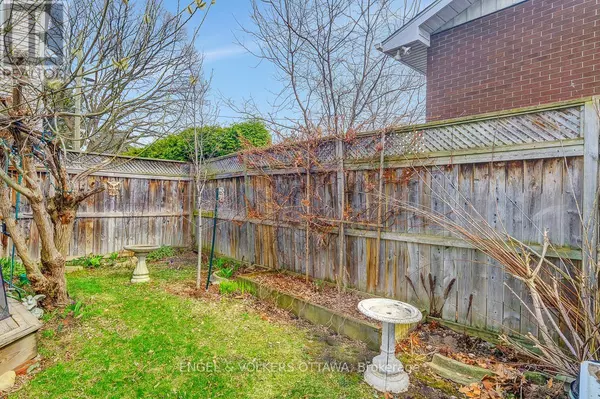 Ottawa, ON K1Z6N7,989 BAKERVALE DRIVE