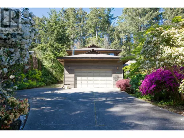 7104 DALE ROAD, Sechelt, BC V7Z0N2