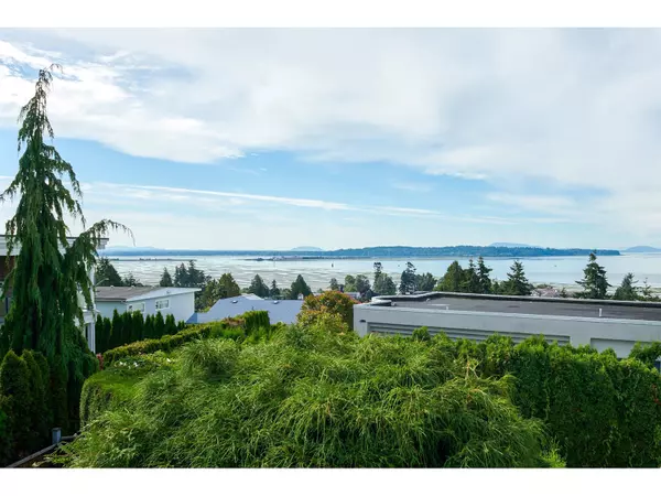 White Rock, BC V4B1V4,15662 SEMIAHMOO AVENUE