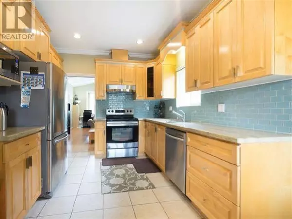 North Vancouver, BC V7M3B2,2052 WESTVIEW DRIVE