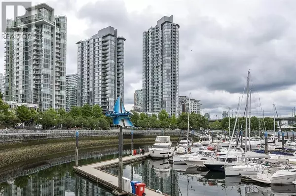 1067 MARINASIDE CRES #2006, Vancouver, BC V6Z3A4