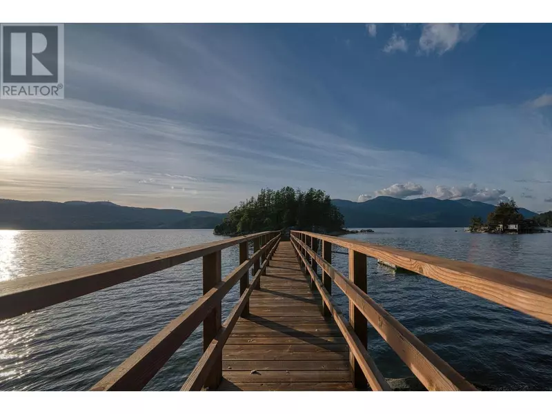 7629 SECHELT INLET ROAD, Sechelt, BC V7Z0C5