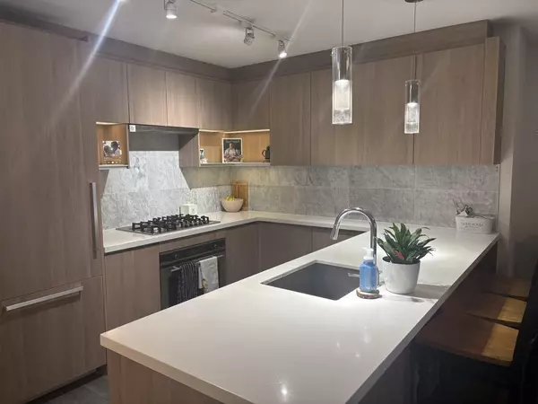 Surrey, BC V3T0L5,13696 100 AVE #2806