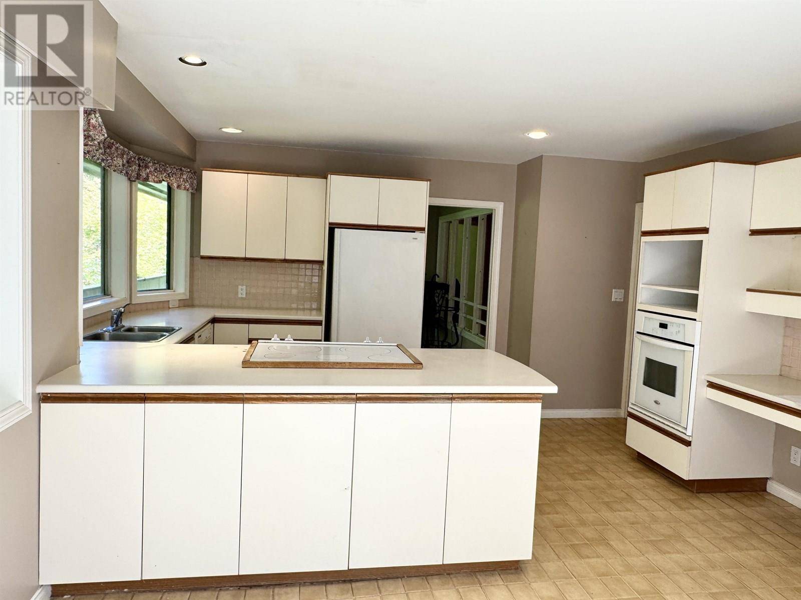 West Vancouver, BC V7W2N5,5686 KEITH ROAD