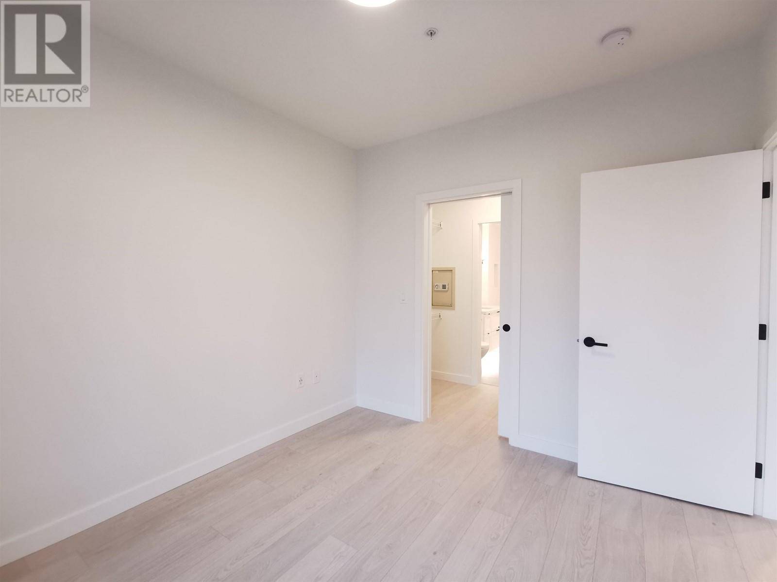Port Moody, BC V3H0L3,3038 ST GEORGE ST #104