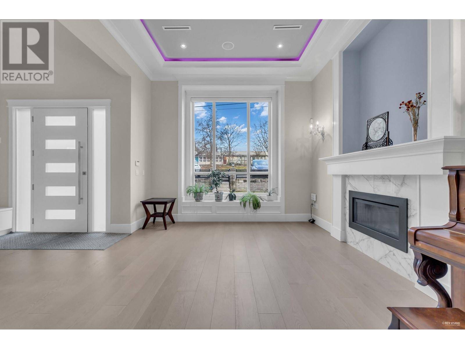 Burnaby, BC V5J2R8,5842 PORTLAND STREET