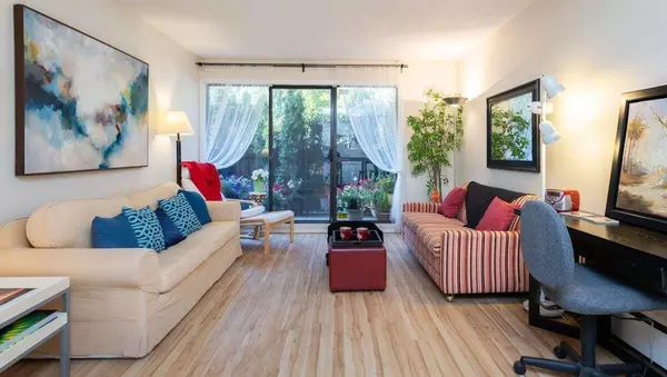 White Rock, BC V4B5A4,15020 NORTH BLUFF RD #102