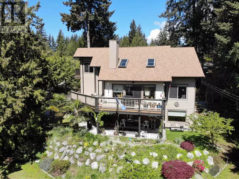 8096 WESTWOOD ROAD, Halfmoon Bay, BC V0N1Y1