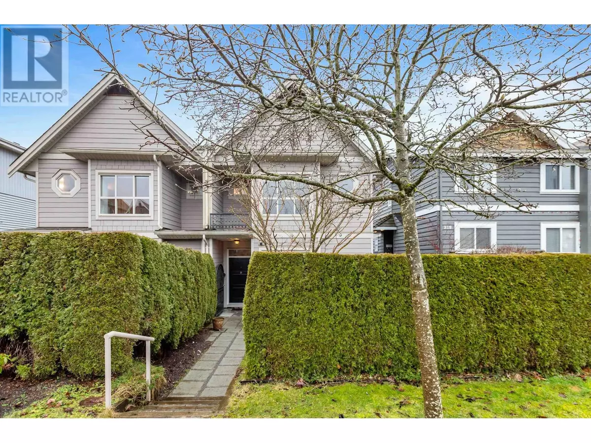 North Vancouver, BC V7L2H1,333 E 11TH STREET