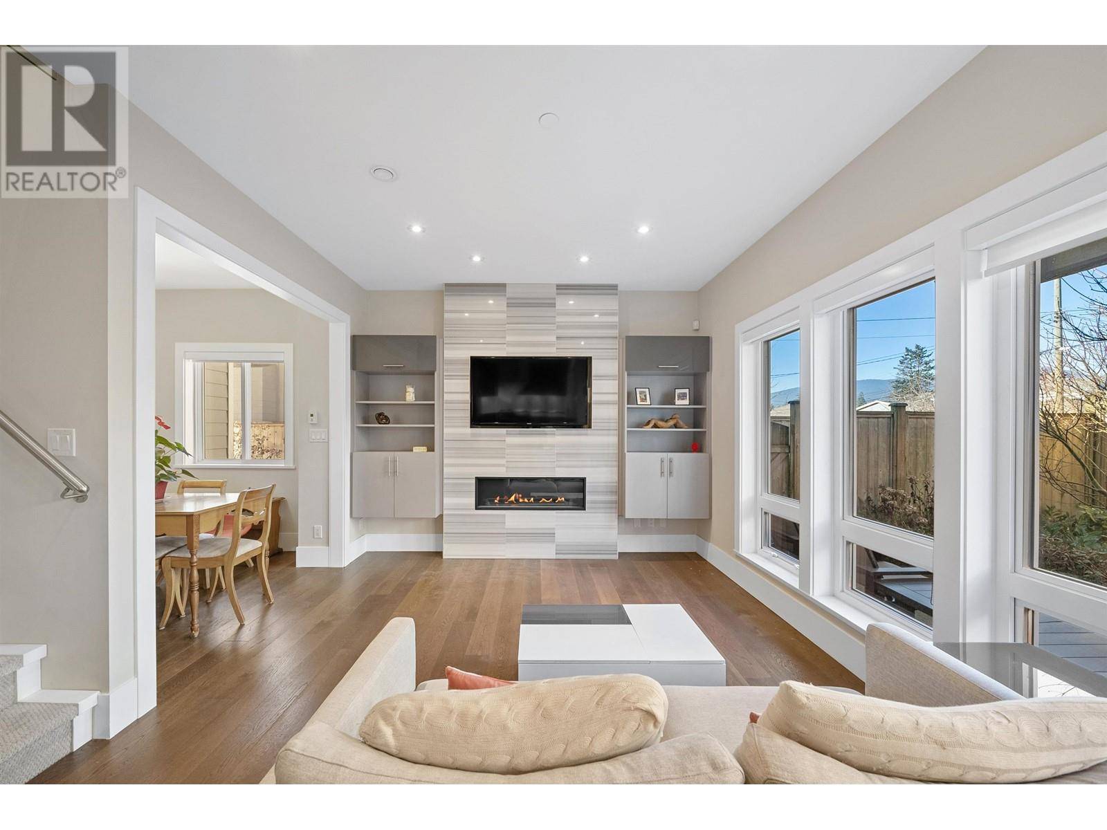 North Vancouver, BC V7M1P6,330 West 14TH ST #2