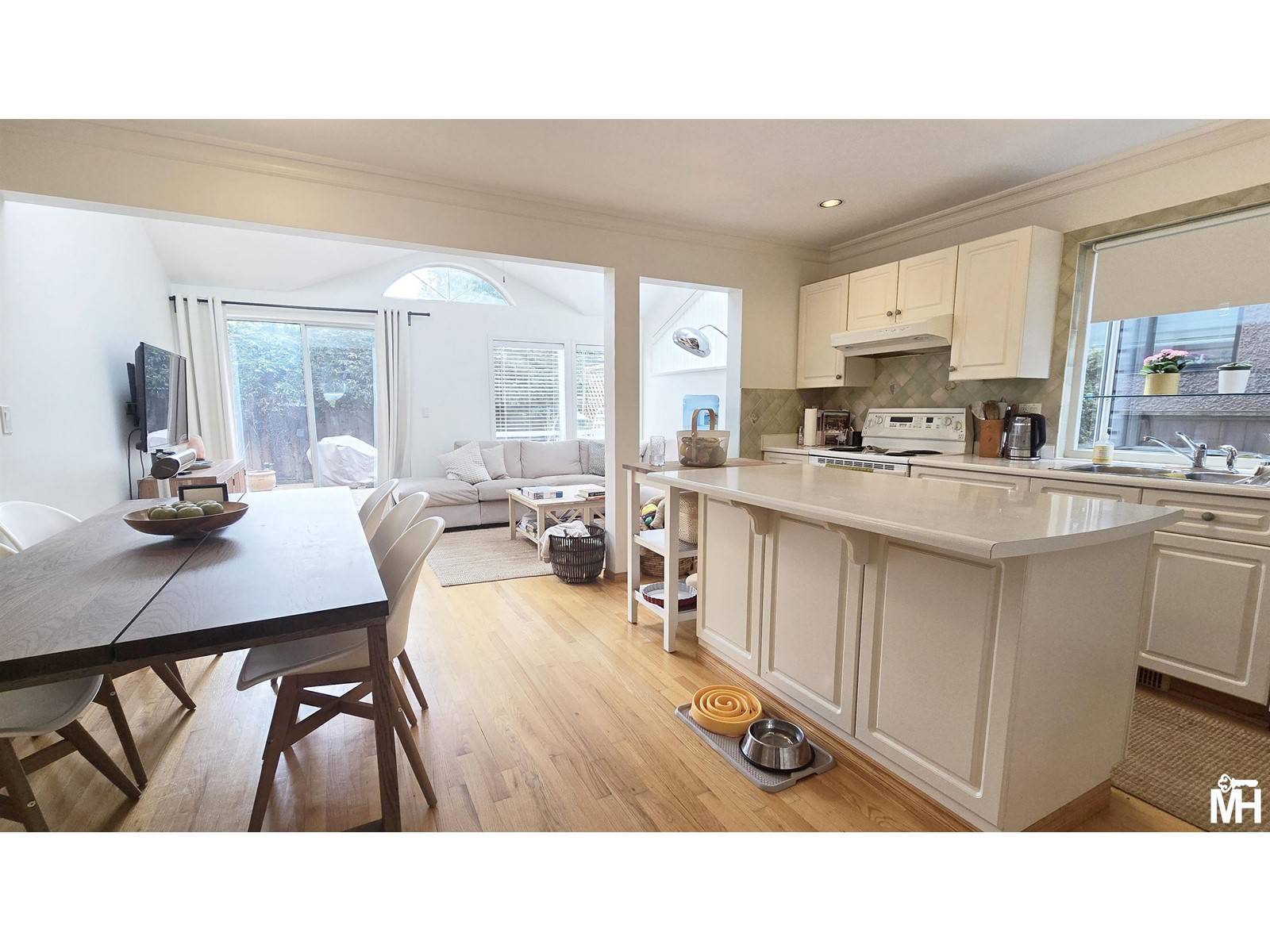 Surrey, BC V4A1L7,12656 15A AVENUE