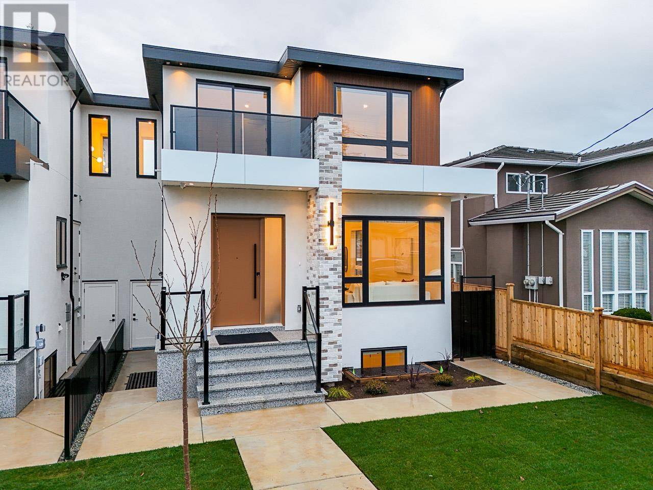 Burnaby, BC V3N3X3,8386 14TH AVENUE