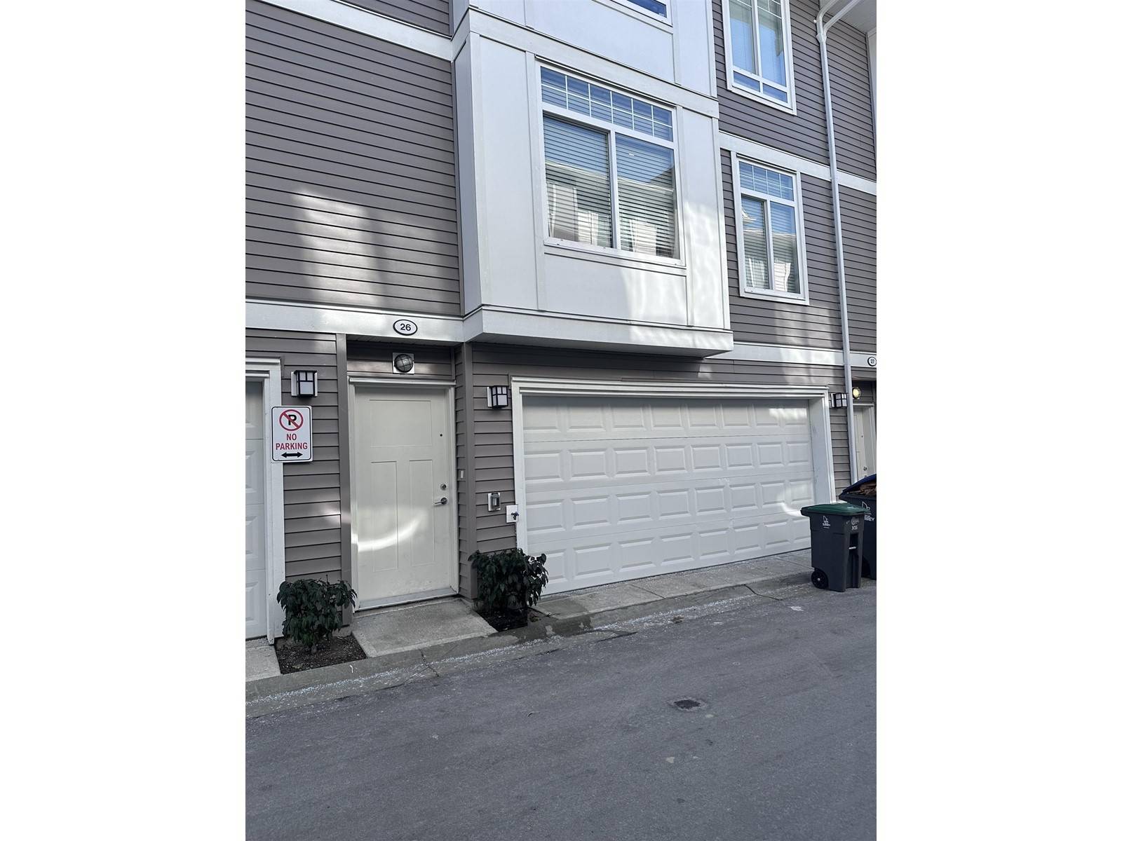 Surrey, BC V3R0E3,11267 133 #26