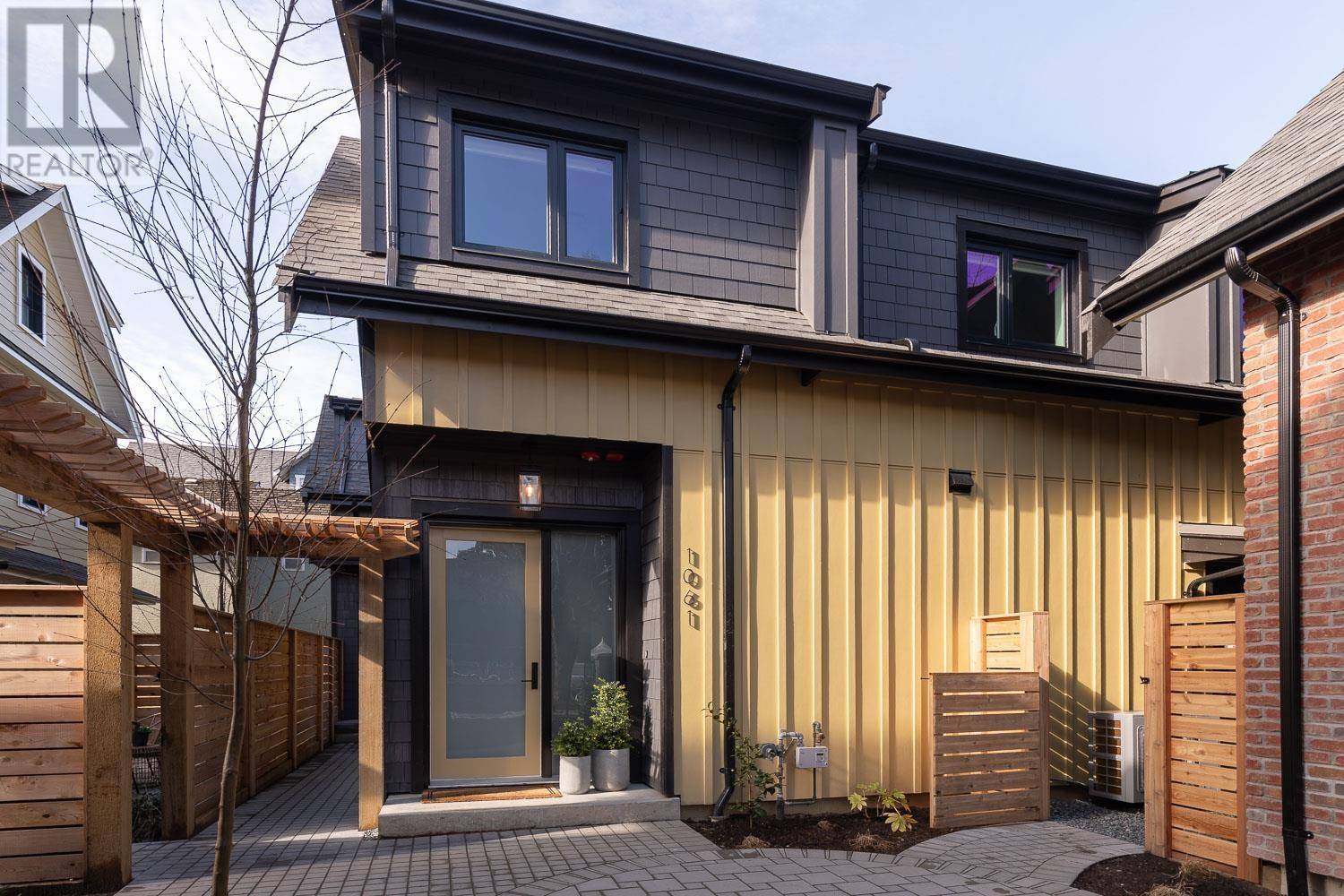 1061 SEMLIN DRIVE, Vancouver, BC V5L2N6
