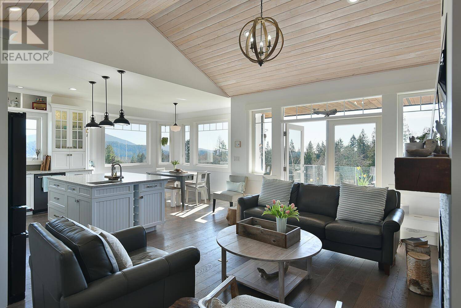 Gibsons, BC V0N1V1,605 WOODLAND AVENUE