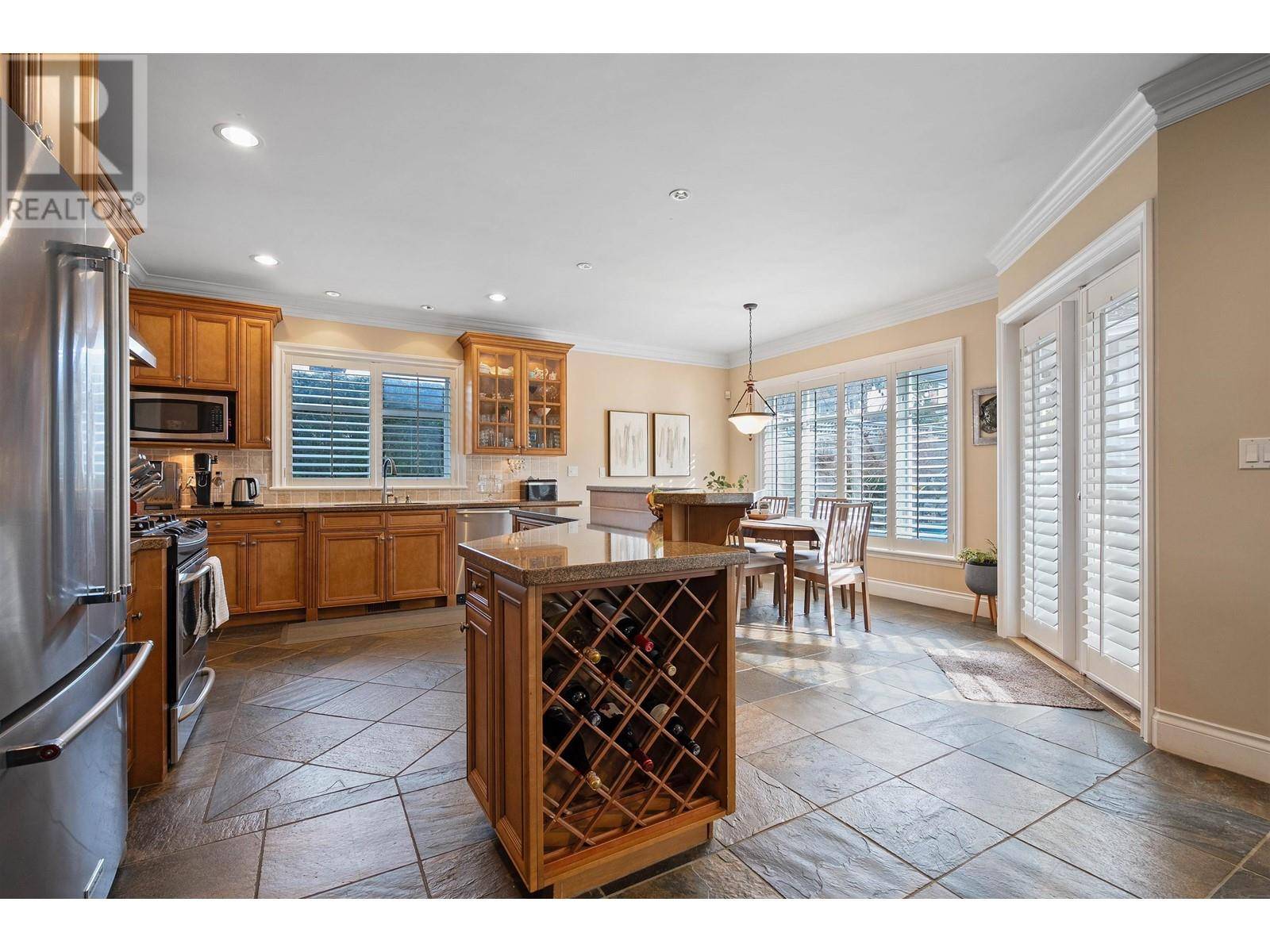 West Vancouver, BC V7T2B7,938 KINGS AVENUE