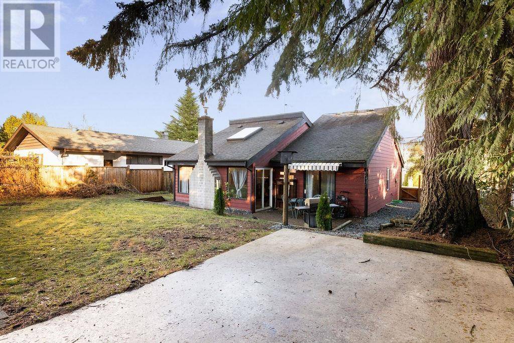 5613 TRAIL AVENUE, Sechelt, BC V7Z0H8