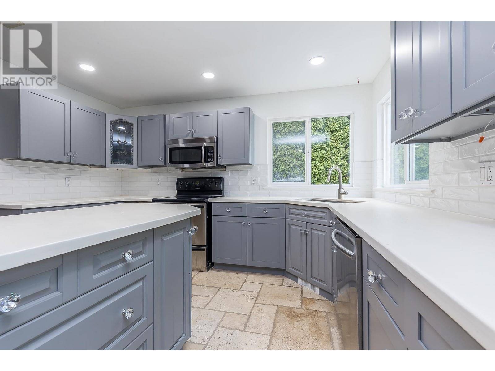 Maple Ridge, BC V4R2G1,13065 250TH STREET