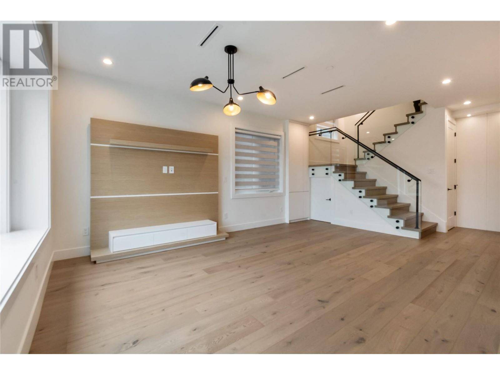 Vancouver, BC V5L2H8,1982 VENABLES ST #1
