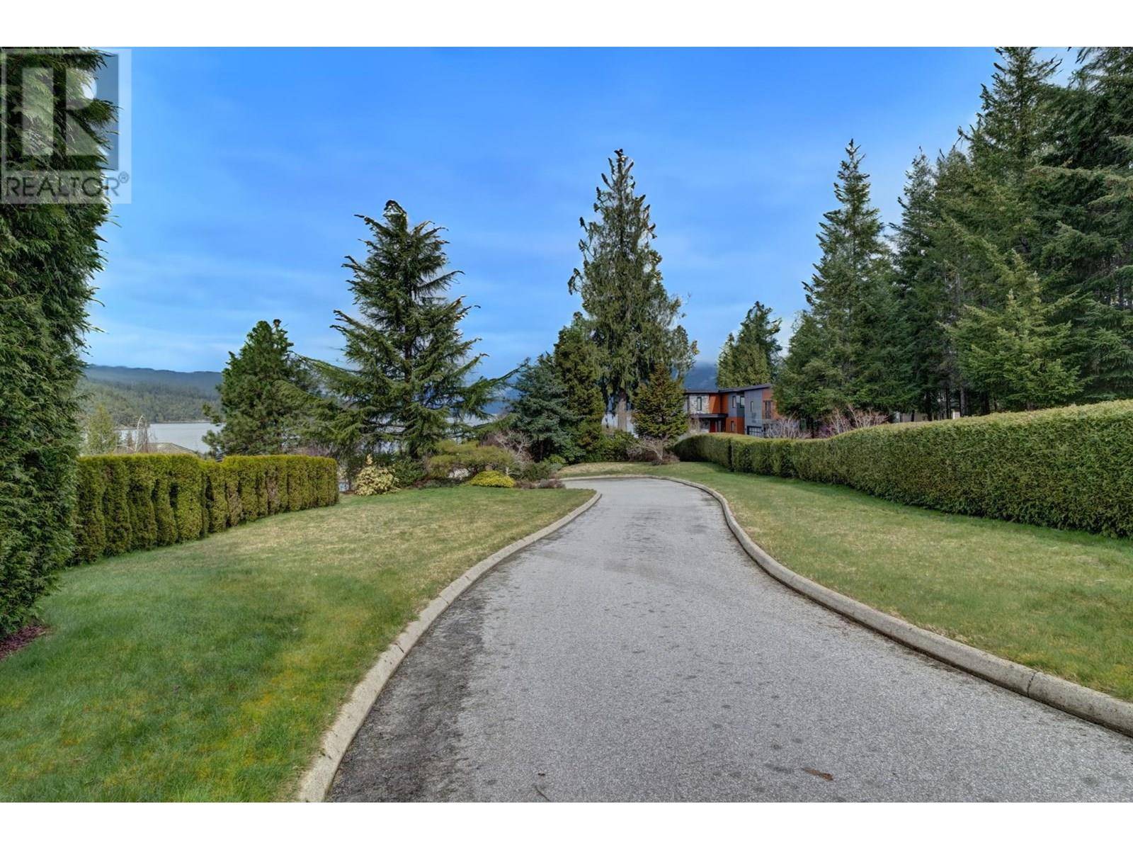 Sechelt, BC V7Z0L1,6484 N GALE AVENUE