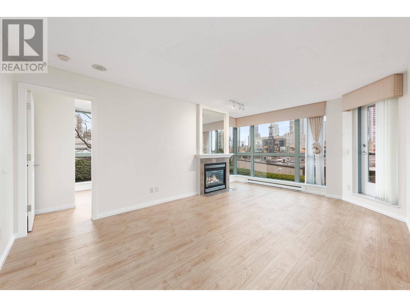 Burnaby, BC V5H4V9,4788 HAZEL ST #305