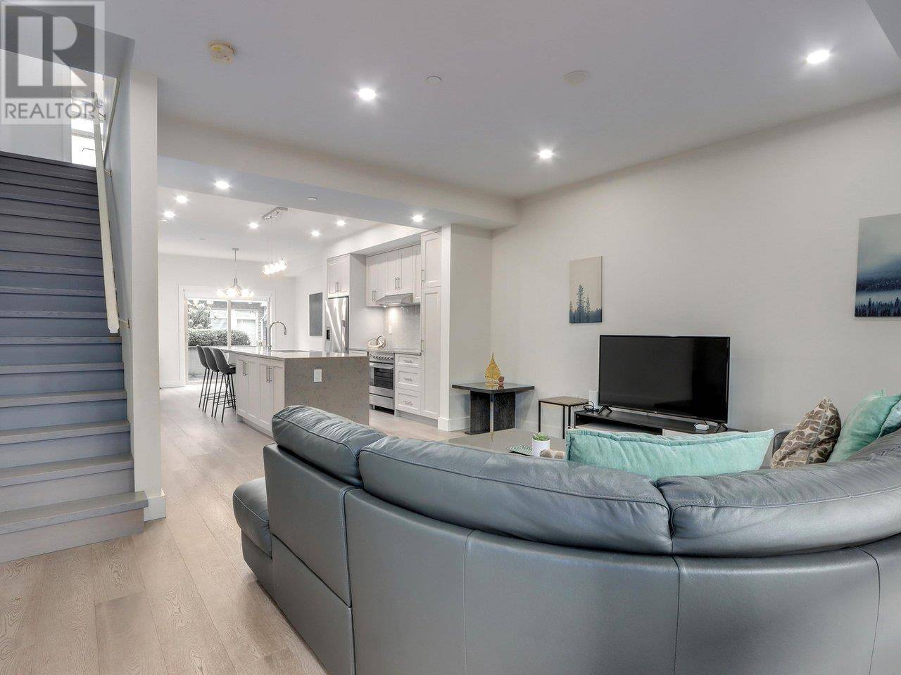 North Vancouver, BC V7N2K4,115 West QUEENS RD #3