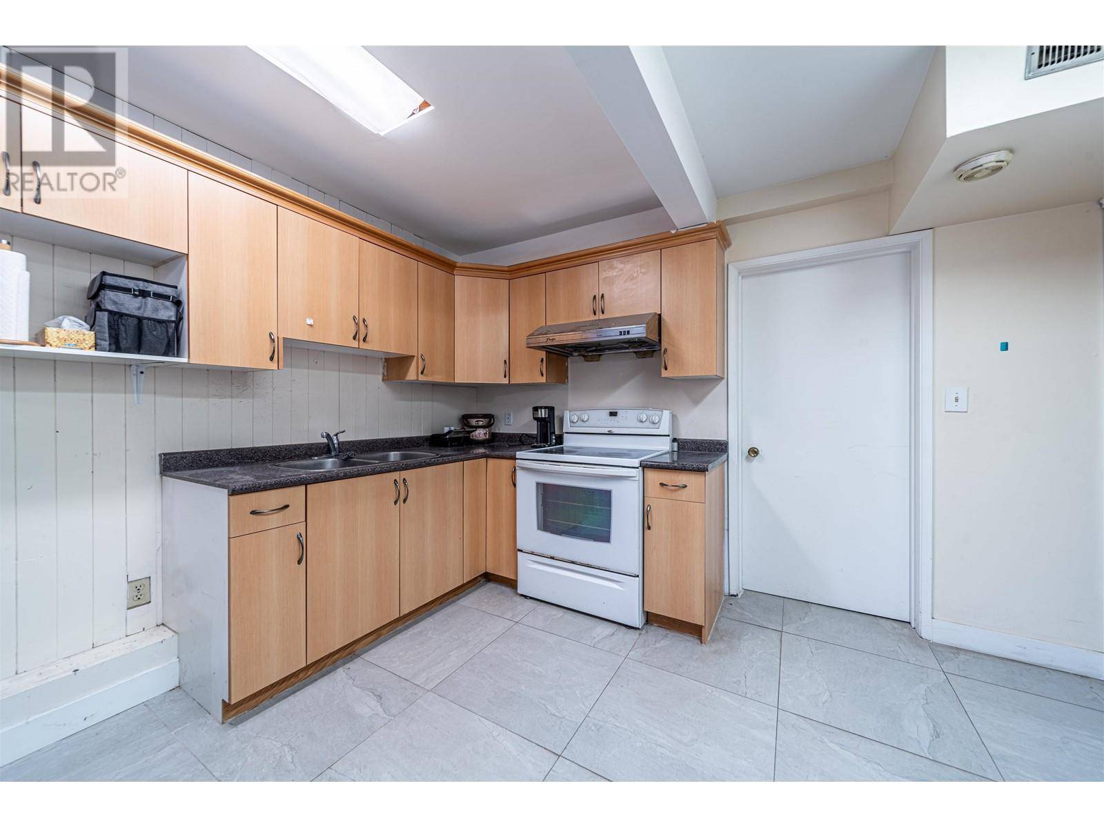 Richmond, BC V7A4K8,10571 BISSETT DRIVE