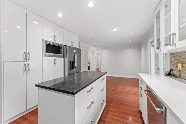Surrey, BC V4P1G1,15473 27A AVENUE