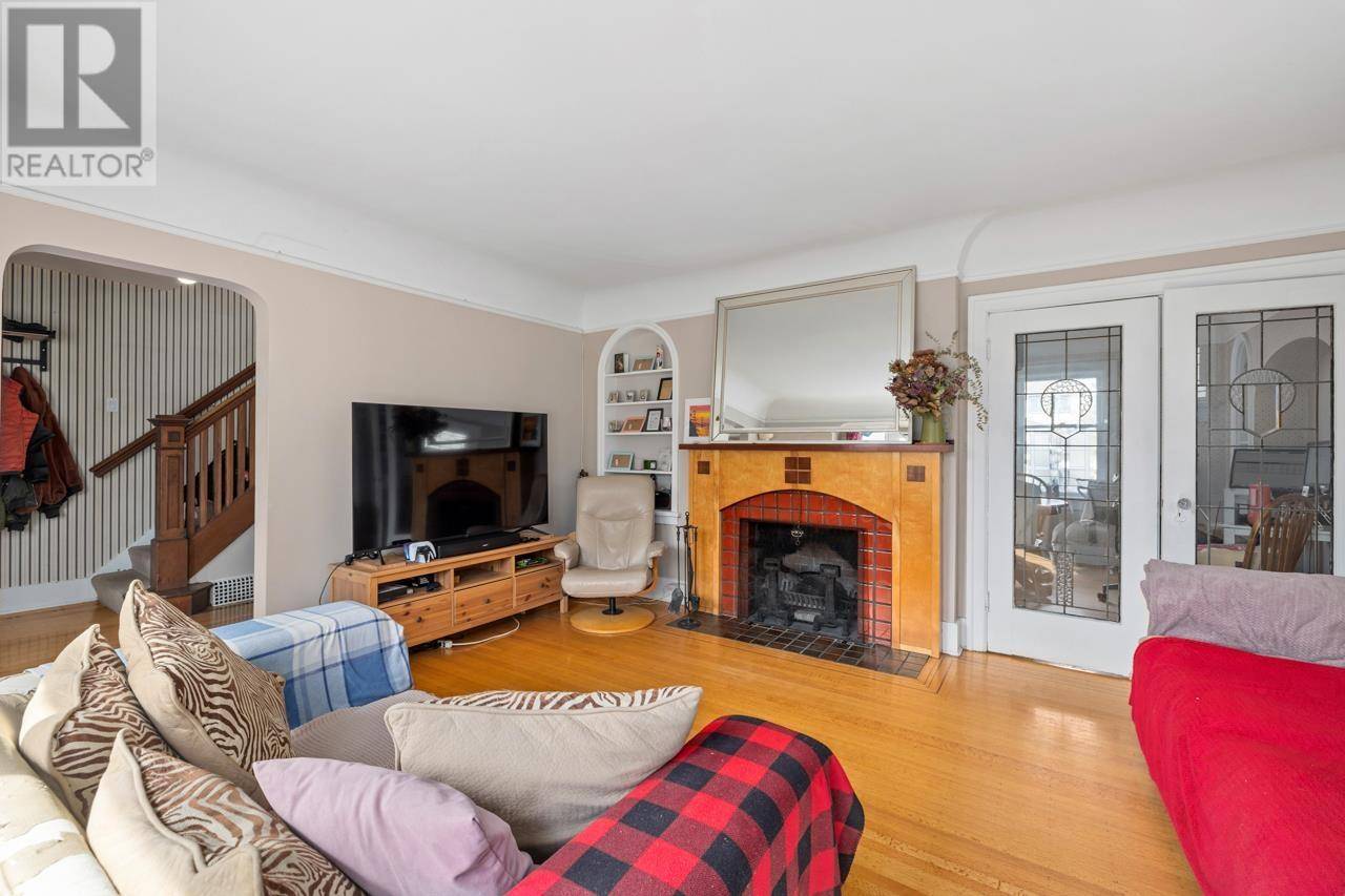 Vancouver, BC V6R2X9,4343 W 14 AVENUE